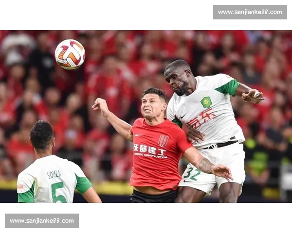 女球迷喊 “挡着我了”！小熊艾克森成进球 “障碍物”？